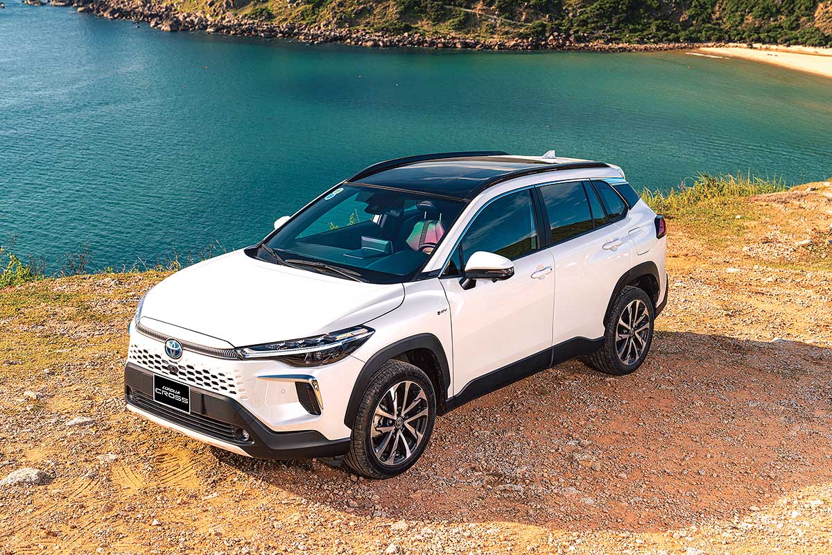 Toyota Corolla Cross HEV c&oacute; mức ti&ecirc;u thụ nhi&ecirc;n liệu c&ocirc;ng bố thấp hơn đ&aacute;ng kể so với phi&ecirc;n bản thuần xăng c&ugrave;ng d&ograve;ng xe
