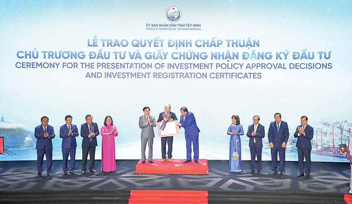 UBND tỉnh T&acirc;y Ninh trao quyết định chấp thuận chủ trương đầu tư v&agrave; giấy chứng nhận đăng k&yacute; đầu tư cho CCN T&acirc;n Hội 3 v&agrave; T&acirc;n Hội 4