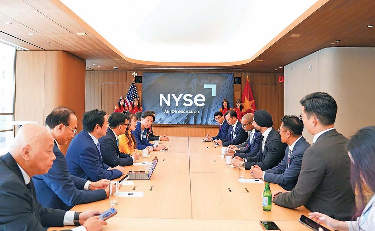 Bà Nguyễn Thị Phương Thảo trao đổi với đại diện NYSE về cơ hội kết nối doanh nghiệp Việt với thị trường vốn quốc tế nguồn ảnh: sở giao dịch chứng khoán new york (nyse)