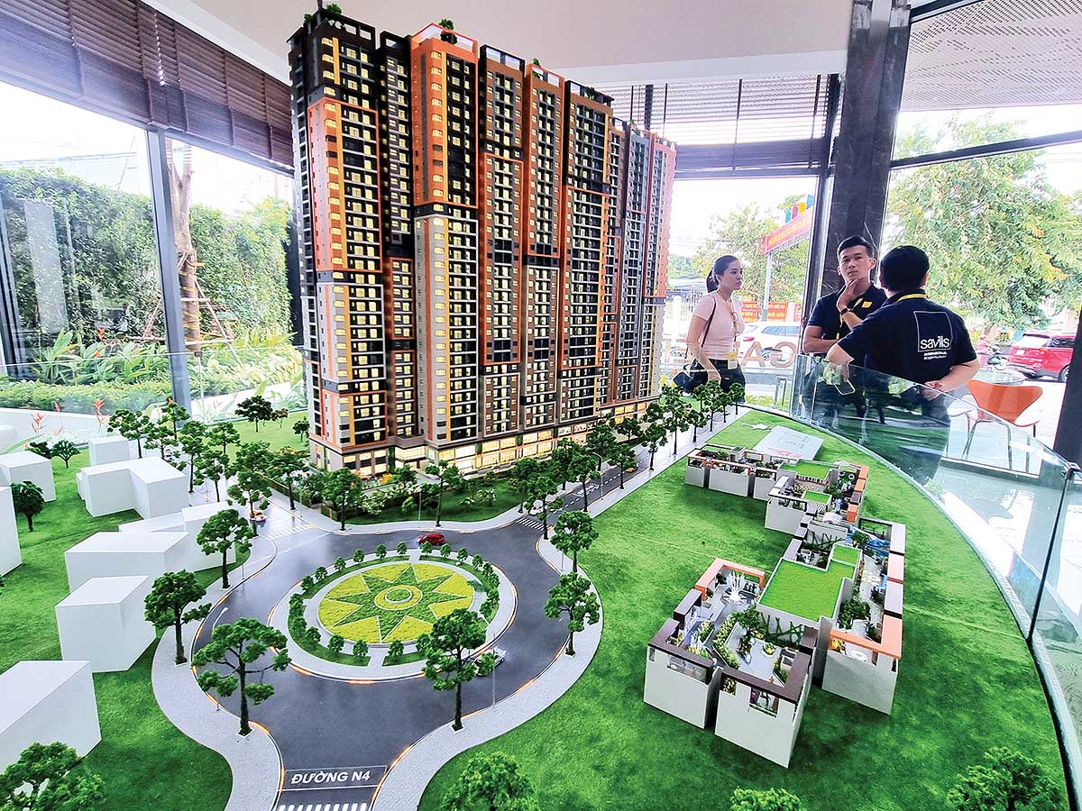 Thị trường bất động sản đang bị “bó” thanh khoản do giá bán và lãi suất ngân hàng đều cao ảnh: g.h