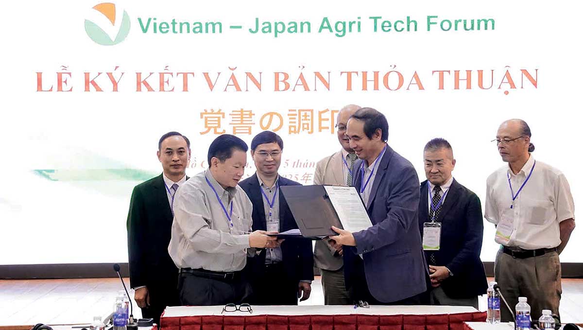 &Ocirc;ng T&agrave;i Phạm (ngo&agrave;i c&ugrave;ng b&ecirc;n tr&aacute;i) Chủ tịch HĐTV C&ocirc;ng ty TNHH Vietnam Silicon k&yacute; kết bi&ecirc;n bản ghi nhớ với Hội Khoa học Ph&aacute;t triển N&ocirc;ng th&ocirc;n Việt Nam (PHANO), nhằm th&uacute;c đẩy kết nối c&ocirc;ng nghệ v&agrave; thương mại n&ocirc;ng sản