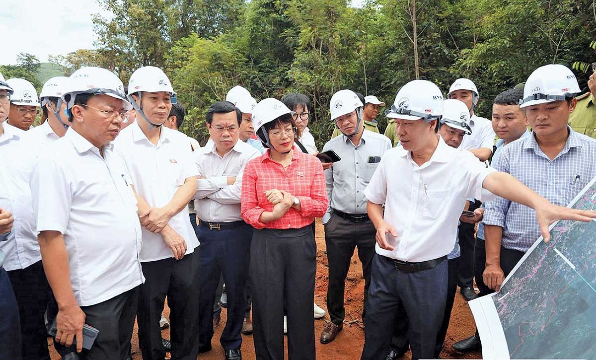 Đo&agrave;n gi&aacute;m s&aacute;t Ủy ban Khoa học, C&ocirc;ng nghệ v&agrave; M&ocirc;i trường của Quốc hội (b&ecirc;n phải) kiểm tra thực tế Dự &aacute;n đường giao th&ocirc;ng li&ecirc;n v&ugrave;ng Kh&aacute;nh Sơn - Kh&aacute;nh Vĩnh