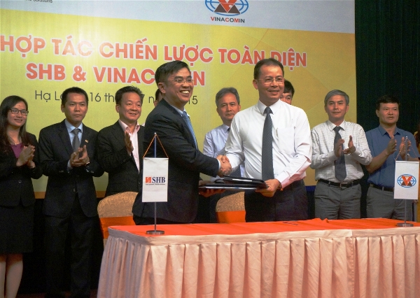 Ông Nguyễn Văn Lê - TGĐ SHB và ông Đặng Thanh Hải - TGĐ Vinacomin ký thỏa thuận hợp tác.