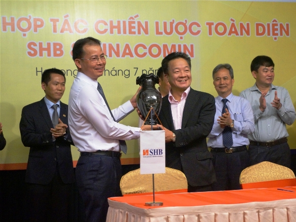 TGĐ Đặng Thanh Hải của Vinacomin trao quà lưu niệm cho ông Đỗ Quang Hiển - Chủ tịch HĐQT SHB & BSH
