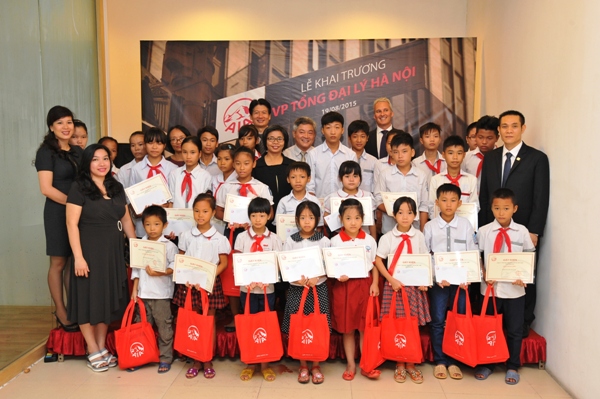 AIA trao học bổng và quà cho học sinh nghèo nhân dịp khai trương Văn phòng