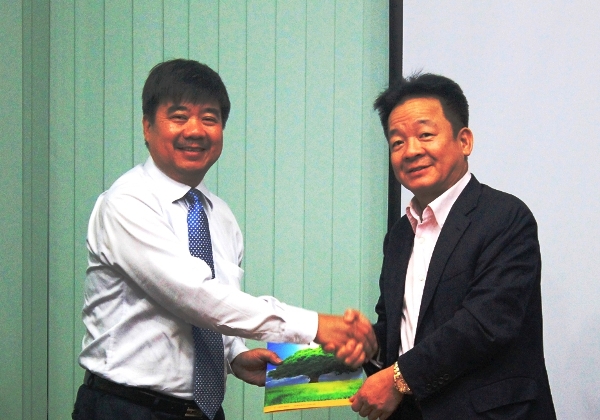 Tân Tổng Giám đốc BSH Lưu Thanh Tâm (trái) và Chủ tịch Hội đồng Quản trị BSH Đỗ Quang Hiển