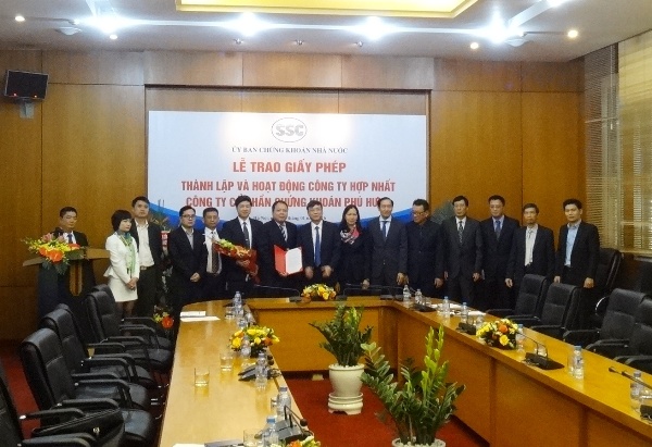 Lễ trao giấy phép thành lập Chứng khoán Phú Hưng vừa diễn ra tại trụ sở Ủy ban Chứng khoán Nhà nước