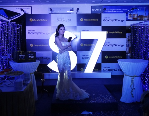 Hoa hậu Ngọc Hân thay mặt Thế giới Di động giới thiệu với khách hàng sản phẩm Samsung GalaxyS7