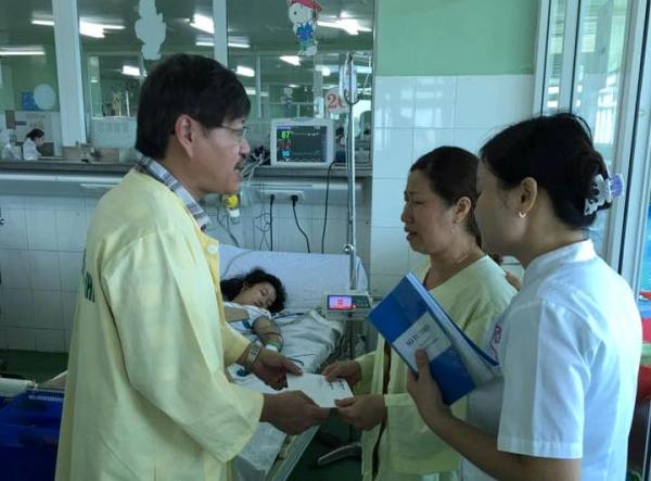 Ông Nguyễn Phước Định Trường – Phó Giám đốc Bảo Việt Đà Nẵng gặp gỡ gia đình các nạn nhân bị thương đang điều trị tại Bệnh viện Đa khoa Đà Nẵng 