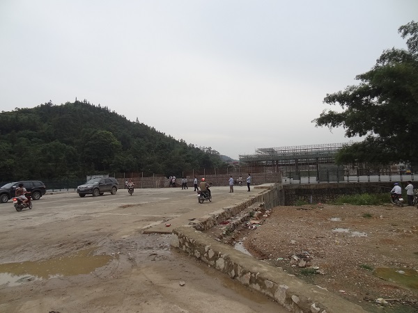 Lối mở Nà Đoỏng cách Cửa khẩu Trà Lĩnh khoảng 1 km đang được 2 bên Việt Nam và Trung Quốc đầu tư hạ tầng, hứa hẹn một khu vực giao thương sôi động trong tương lai