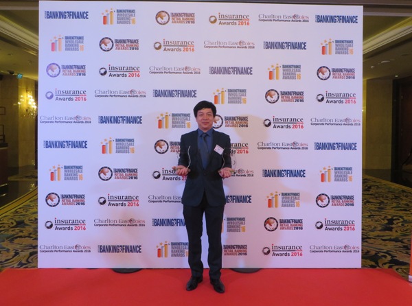 Đại diện PVcomBank nhận giải thưởng từ Asian Banking and Finance 