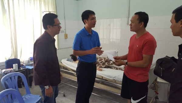 Đại diện Tổng Công ty Bảo hiểm Bảo Việt gặp các nạn nhân trong vụ tai nạn 