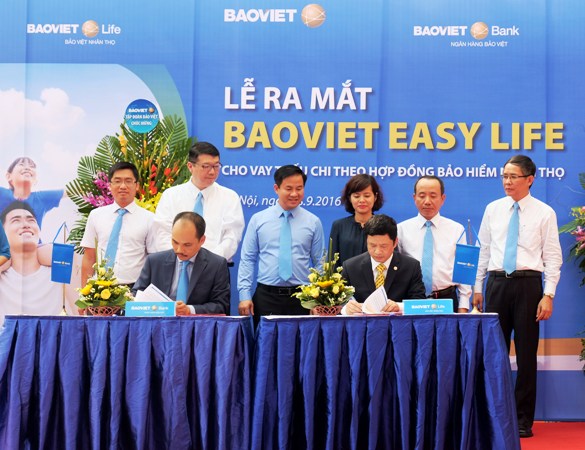 Sản phẩm BAOVIET Easy Life thực hiện dựa trên kết hợp giữa hai đơn vị thành viên của Tập đoàn Bảo Việt là Ngân hàng Bảo Việt và Tổng Công ty Bảo Việt Nhân thọ