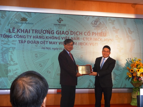 Ủy ban Chứng khoán Nhà nước trao giấy đăng ký giao dịch cổ phiếu cho Vietnam Airlines