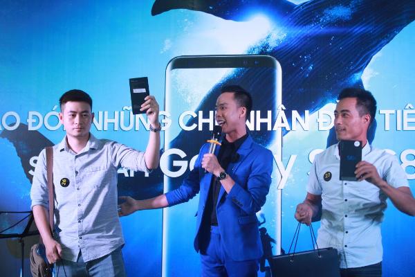 Những khách hàng đầu tiên của Thế giới Di động nhận sản phẩm Galaxy S8 và S8 Plus tại Hà Nội