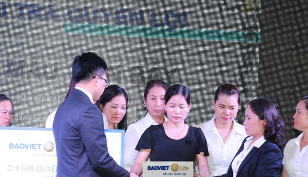 Đại diện Bảo Việt Nhân thọ trao quyền lợi bảo hiểm cho khách hàng