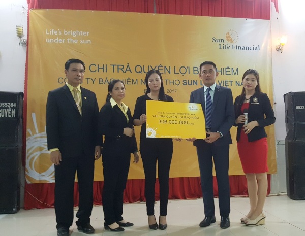 Đại diện Sun Life Việt Nam trao quyền lợi bảo hiểm cho khách hàng tại Đồng Nai