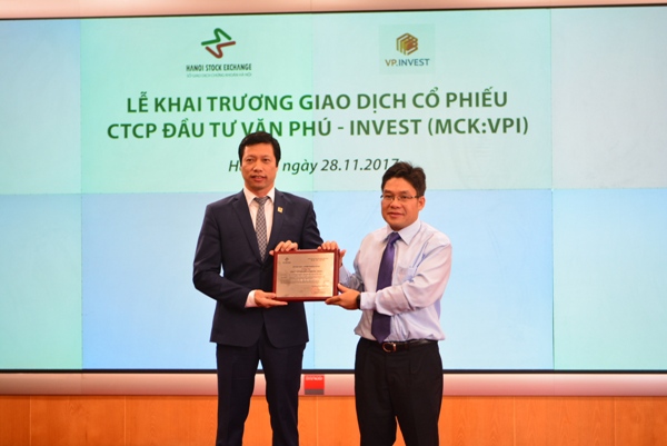 Ông Nguyễn Thành Long, Chủ tịch HĐQT HNX trao giấy phép niêm yết cho Văn Phú - Invest
