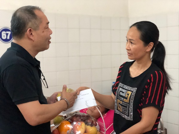 Ông Hoàng Việt, Giams đốc PTI Hà Nội trao tiền bồi thường cho mẹ của cầu thủ Văn Hào