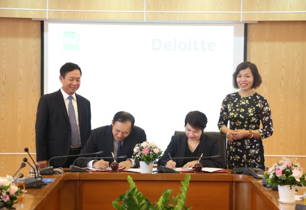 Ông Phạm Hồng Sơn, Phó Chủ tịch Ủy ban chứng khoán và Bà Trần Thị Thúy Ngọc, Phó Tổng giám đốc Công ty Deloitte Việt Nam đại diện cho hai bên ký kết Thỏa thuận hợp tác 