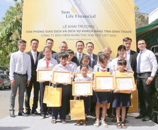 Sun Life Việt Nam đã phối hợp với Hội khuyến học tỉnh Bình Thuậntrao tặng 10 suất học bổng “Sun Life – Vì tương lai tươi sáng”