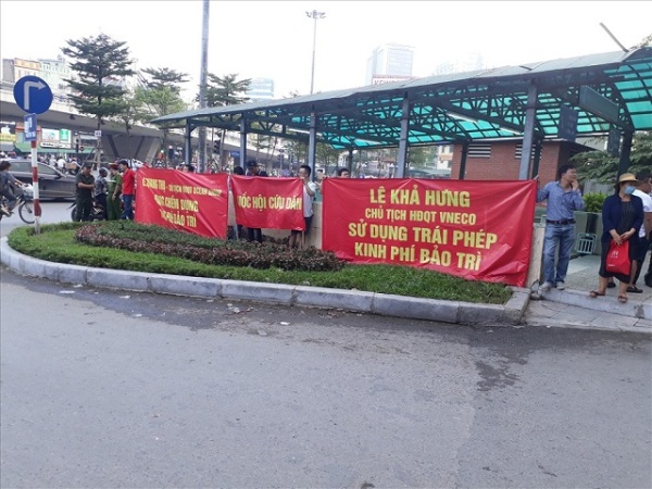 Thời gian qua nhiều lần cư dân Starcity Lê Văn Lương treo biểu ngữ phản đối việc nợ phí bảo trì