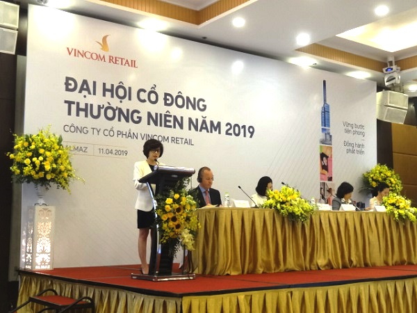 Bà Trần Mai Hoa, Ủy viên Hội đồng quản trị kiểm Tổng giám đốc trình bày báo cáo tại Đại hội