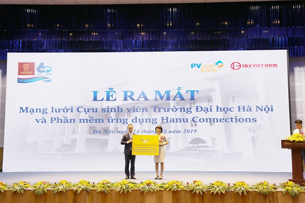 Đại diện PVcomBank trao tặng gói tài trợ xây dựng phần mềm ứng dụng Hanu Connections cho trường Đại học Hà Nội.