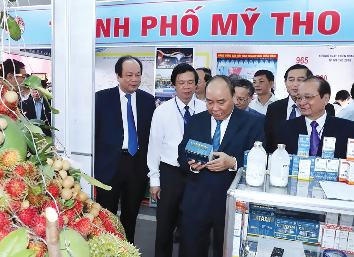 Thủ tướng Nguyễn Xuân Phúc tham quan gian hàng và các sản phẩm của Dược Thú y Cai Lậy tại Triển lãm thành tựu phát triển doanh nghiệp Tiền Giang