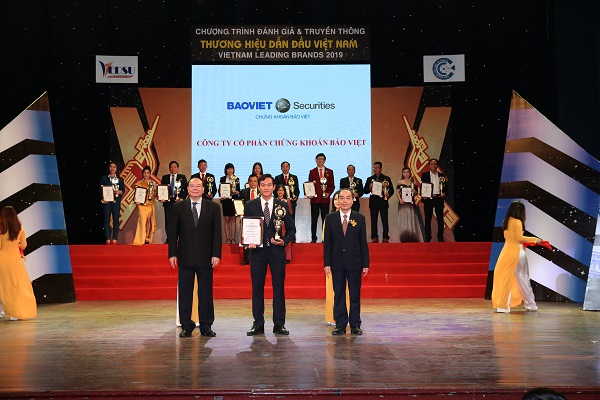 Đại diện BVSC nhận giải thưởng Top 10 Thương hiệu dẫn đầu Việt Nam 2019