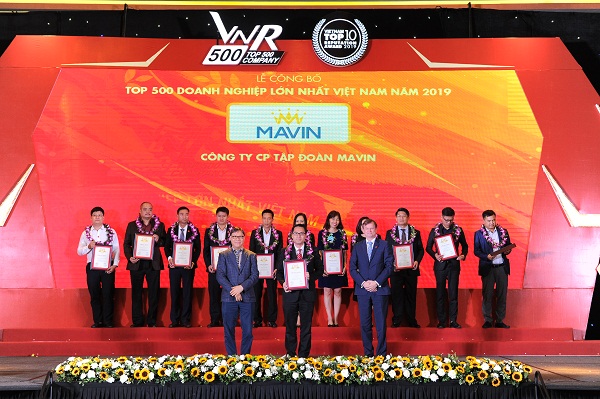 Ông Nguyễn Anh Tuấn – Phó Tổng Giám đốc Tập đoàn Mavin nhận Chứng nhận VNR500 từ Ban tổ chức.