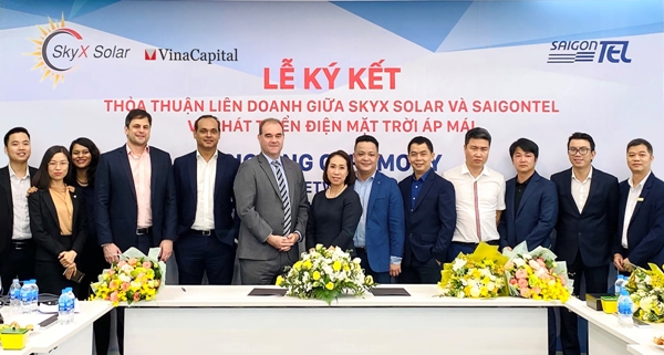 Lễ ký thỏa thuận hợp tác giữa SkyX Solar (công ty con của VinaCapital) và SAIGONTEL