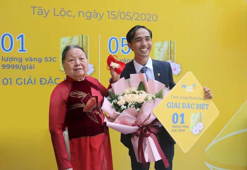 PVcomBank trao thưởng cho bà Thân Thị Cúc - khách hàng may mắn nhận Giải Đặc biệt