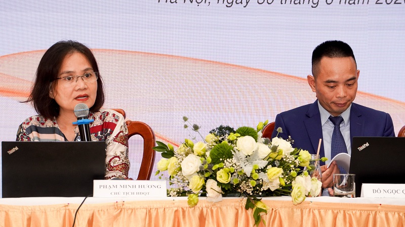 Bà Phạm Minh Hương, Chủ tịch Hội đồng quản trị (trái) và ông Đỗ Ngọc Quỳnh, Tổng giám đốc VNDirect tại cuộc họp Đại hội đồng cổ đông