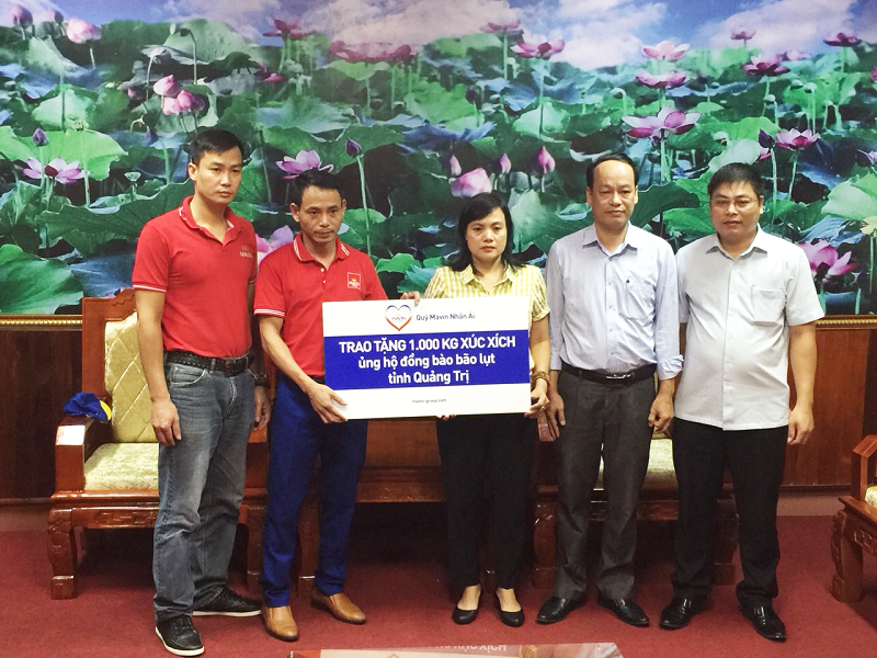 Đại diện Tập đoàn Mavin trao tặng quà ủng hộ cho bà con bão lụt tỉnh Quảng Trị thông qua Ủy ban Mặt trận Tổ quốc tỉnh Quảng Trị