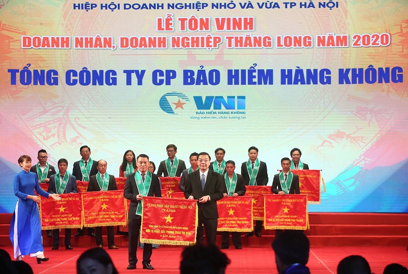 Đại diện VNI, ông Nguyễn Thành Quang - Phó Tổng giám đốc nhận cờ thi đua của UBND TP Hà Nội