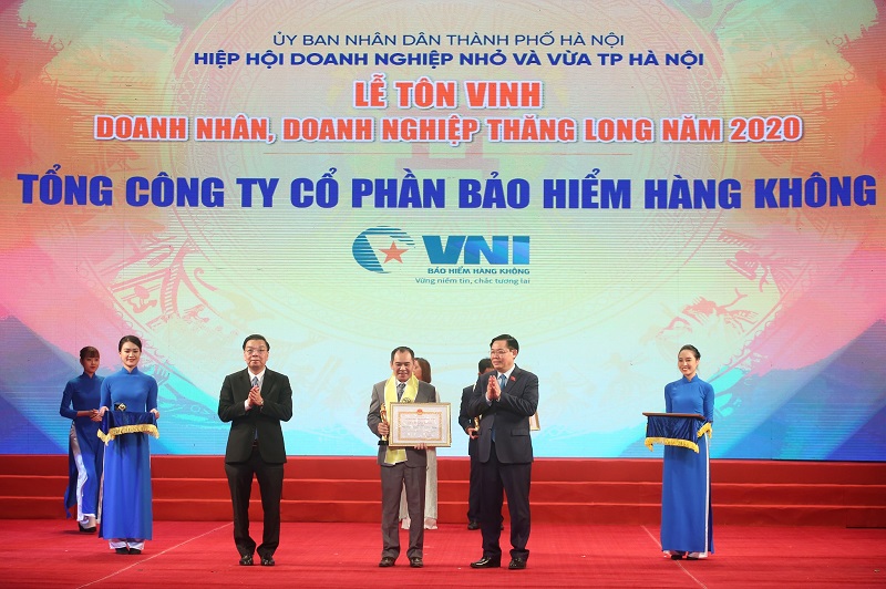 Đại diện VNI, ông Trần Trọng Dũng - Tổng giám đốc  nhận Cúp Thăng Long và Bằng khen của UBND TP Hà Nội trao tặng