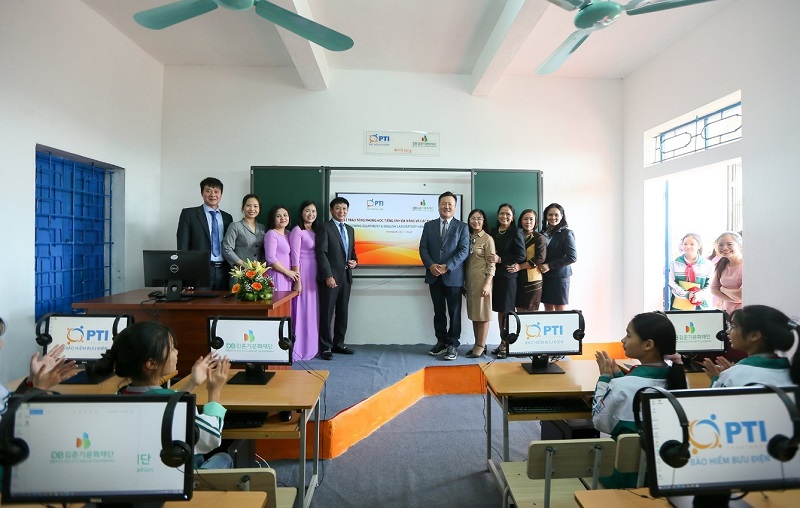 PTI và Quỹ Văn hóa DB Kim Jun Ki trao tặng phòng máy tính