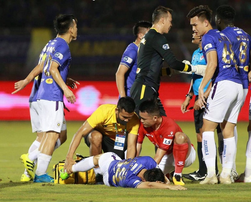 Chấn thương của Hùng Dũng xảy ra trong trận đấu giữa 2 câu lạc bộ TP. HCM và Hà Nội