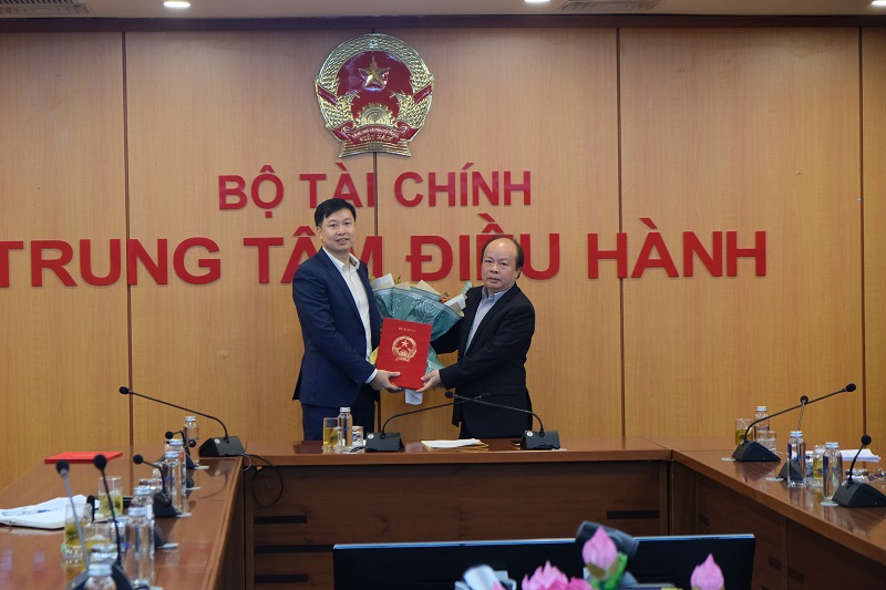 Lãnh đạo Bộ tài chính trao quyết định bổ nhiệm cho ông Nguyễn Duy Thịnh