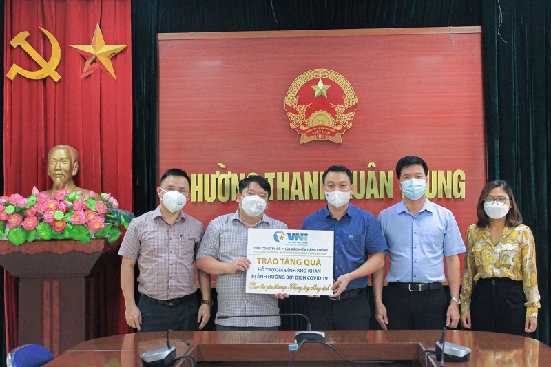 Đại diện Bảo hiểm VNI trao quà tại phường Thanh Xuân Trung, Hà Nội
