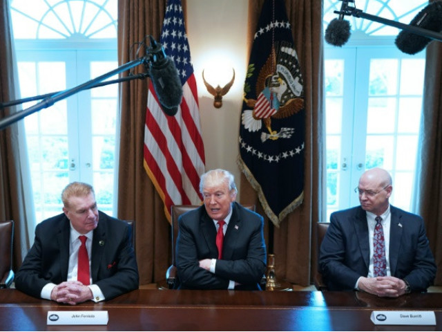 Tổng thống Mỹ Donald Trump gặp mặt lãnh đạo ngành công nghiệp tại Nhà Trắng để trao đổi về việc đánh thuế đối với thép và nhôm nhập khẩu. ảnh: AFP