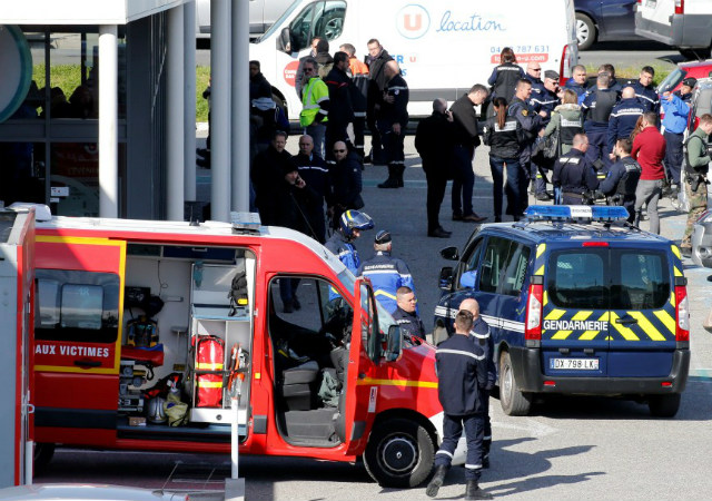 Cảnh sát Pháp bao vây siêu thị Super U - nơi xảy ra vụ tấn công khủng bố