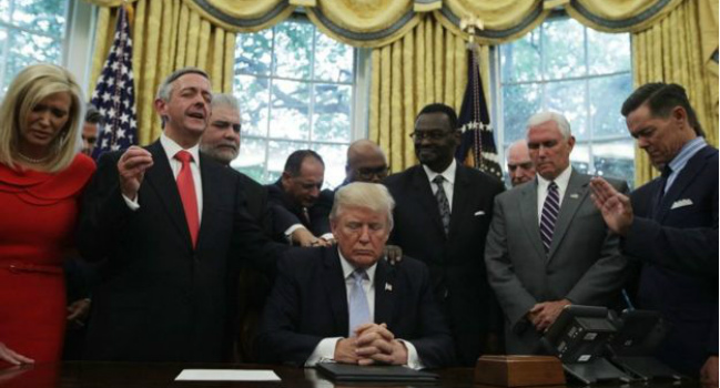 Tổng thống Donald Trump, Phó tổng thống Mike Pence và các nhà lãnh đạo khác cầu nguyện khi ký một sắc lệnh tại Phòng bầu dục ở Nhà Trắng 