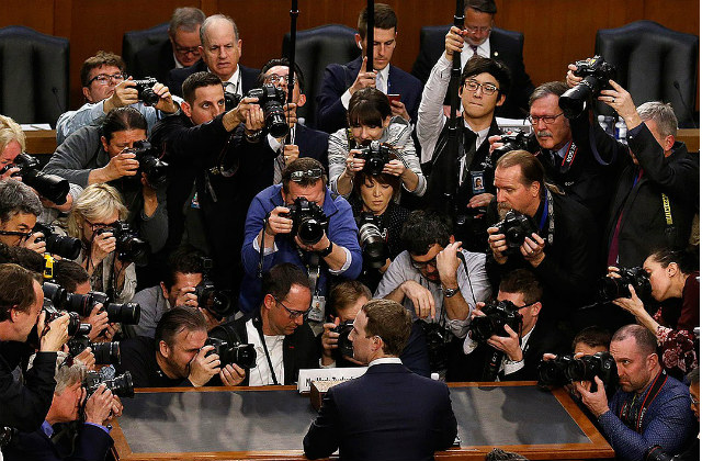 Các nhà báo vây quanh Mark Zuckerberg trước khi diễn ra buổi điều trần tại Quốc hội Mỹ