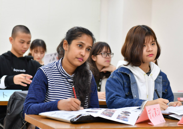 Có 1/3 trong tổng số 26.000 sinh viên nước ngoài tốt nghiệp các trường tại Nhật Bản trong năm tài chính 2016 ở lại nước này làm việc