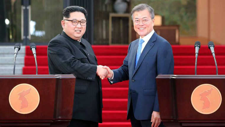 Hai nhà lãnh đạo bắt tay trước khi ký Tuyên bố Bàn Môn Điếm về Hòa bình, Thịnh vượng và Thống nhất trên bán đào Triều Tiên