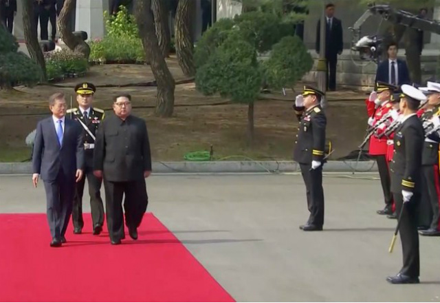 Hai nhà lãnh đạo bước trên thảm đỏ tới Ngôi nhà Hòa bình ở Bàn Môn Điếm