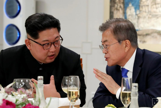 Tổng thống Hàn Quốc Moon Jae-in và lãnh đạo Bắc Triều Tiên Kim Jong-un tại Hội nghị thượng đỉnh diễn ra ngày 27/4 tại Làng đình chiến Bàn Môn Điếm 