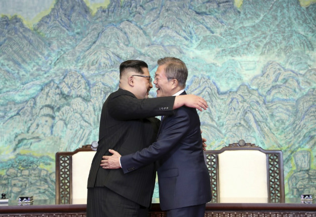 1.	Tổng thống Hàn Quốc Moon Jae-in và lãnh đạo Bắc Triều Tiên Kim Jong-un ôm nhau sau khi ký tuyên bố chung tại làng biên giới Bàn Môn Điếm tại khu phi quân sự. 